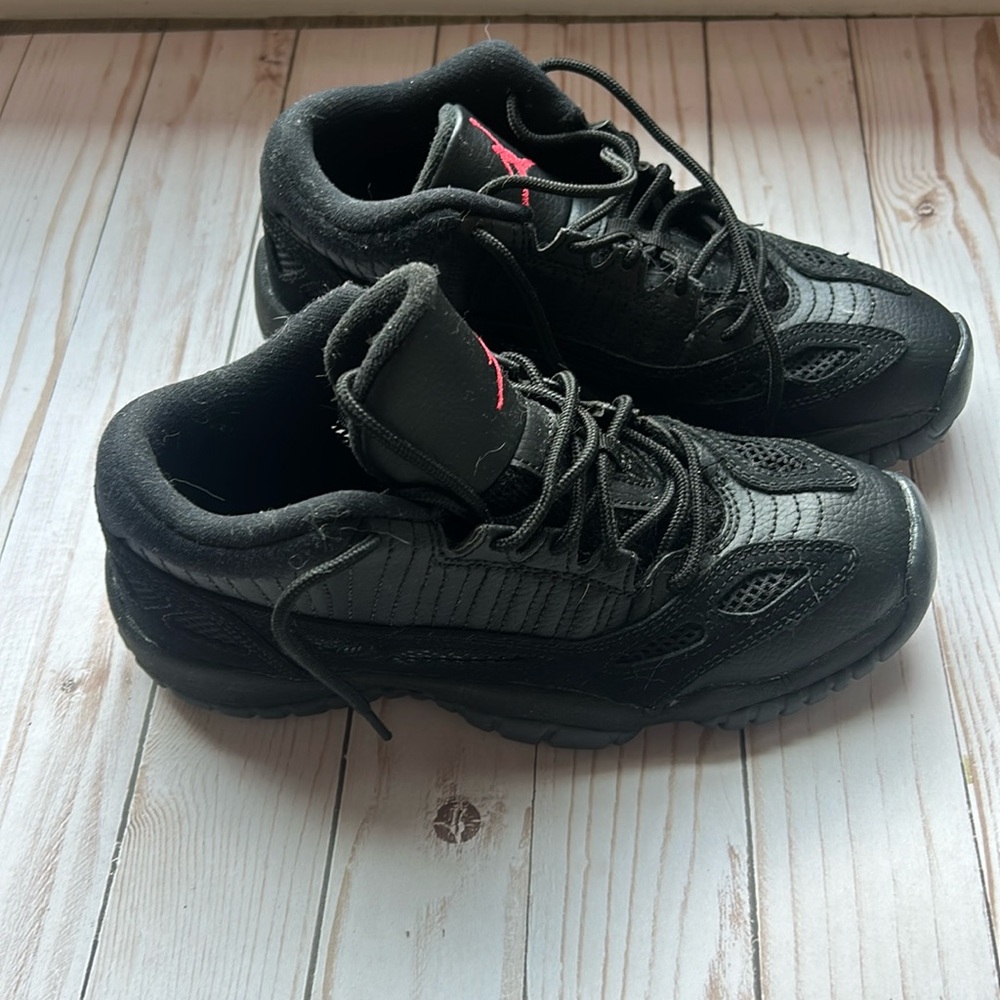 Nike Air Jordan 11 IE Low Referee 2015 Size 4.5Y 306008-003 Black Red Retro XI